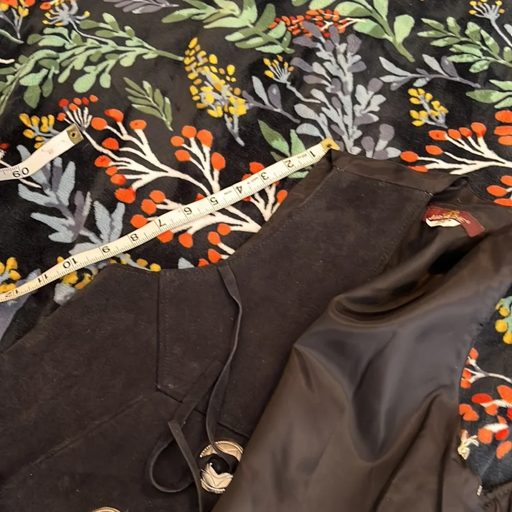 Dead stock Jordache tie front suede vest with silver hardware - Picture 8 of 12